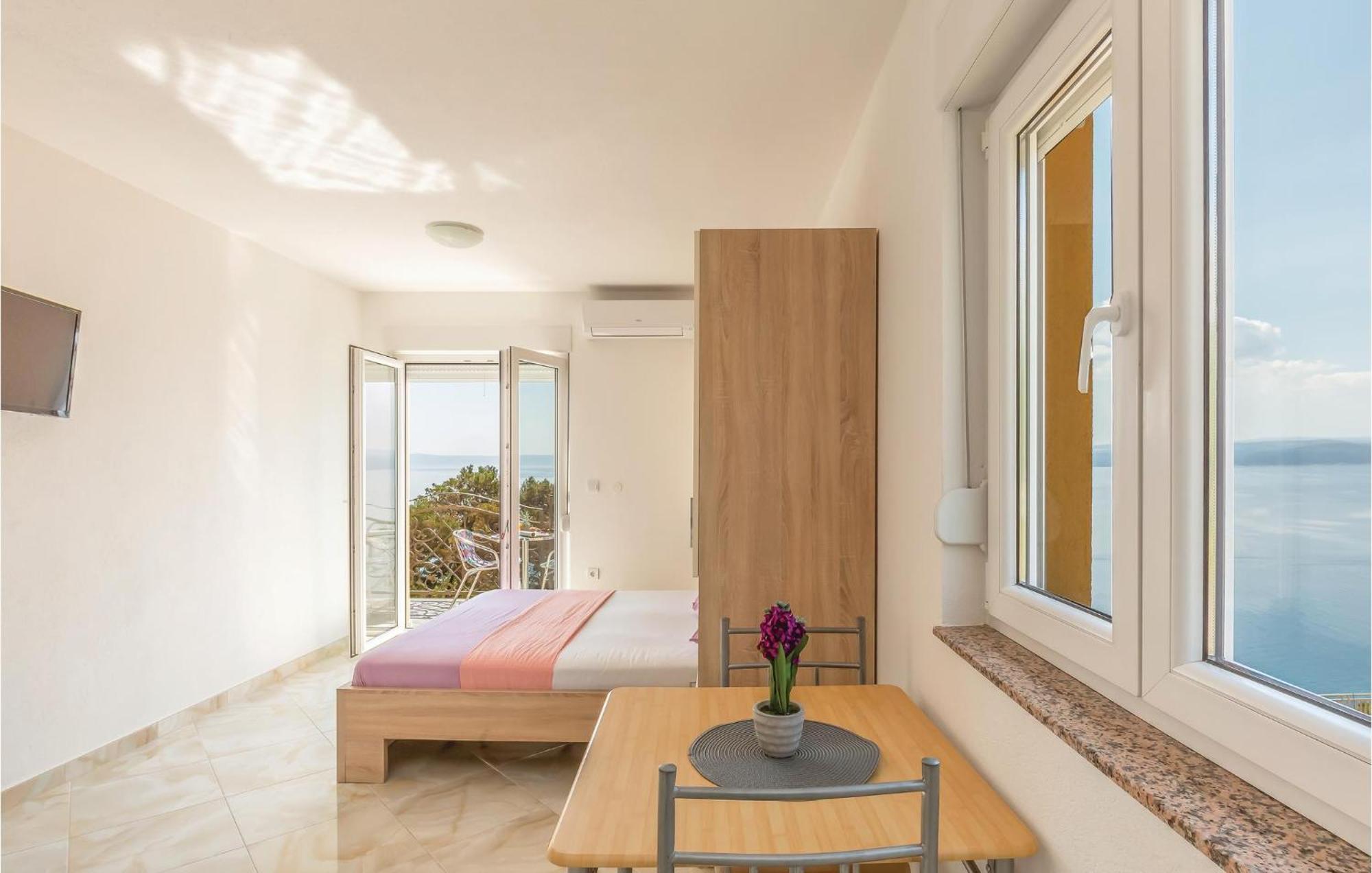 Gorgeous Apartment In Krvavica With Kitchen ภายนอก รูปภาพ