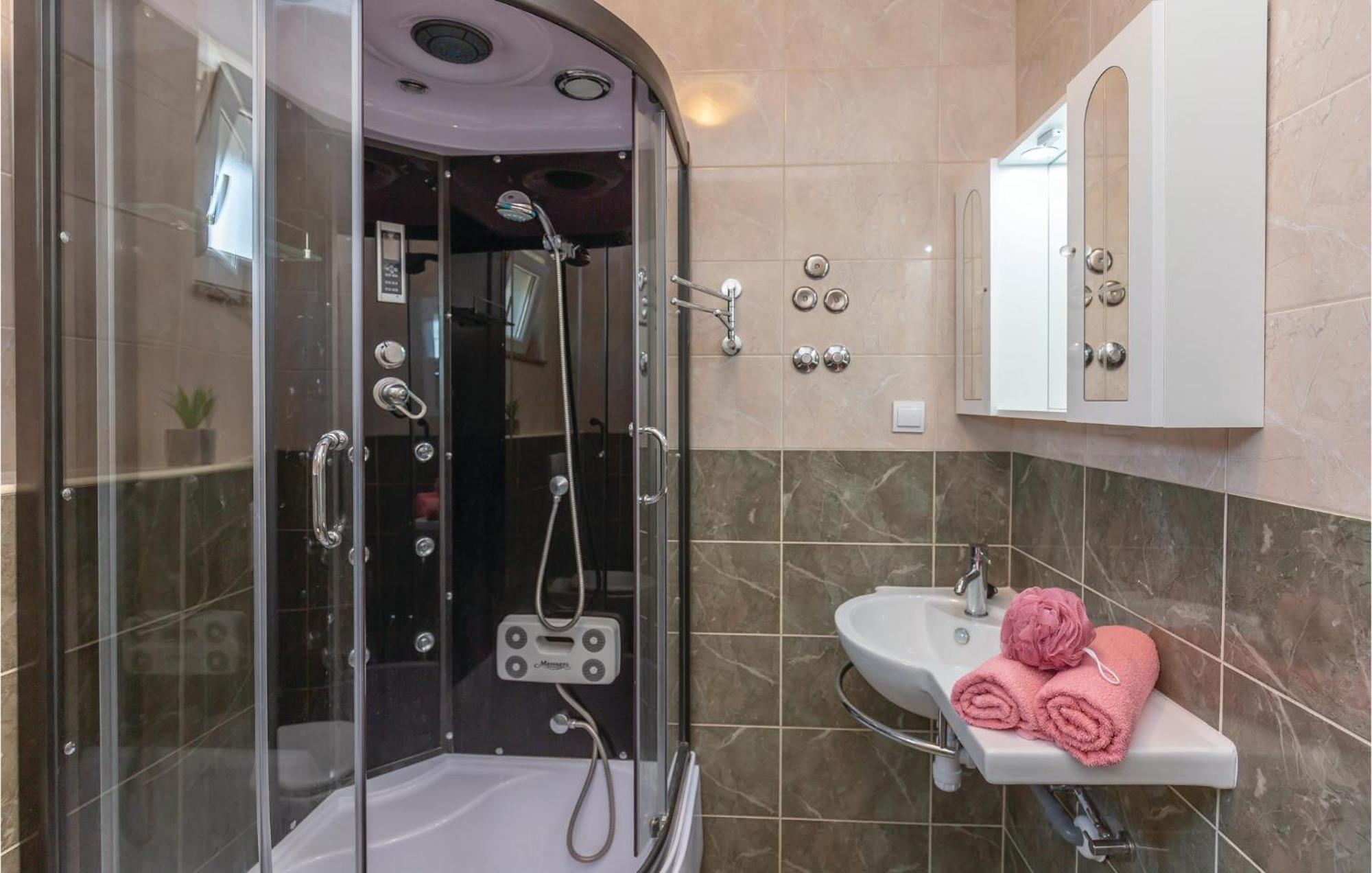 Gorgeous Apartment In Krvavica With Kitchen ภายนอก รูปภาพ
