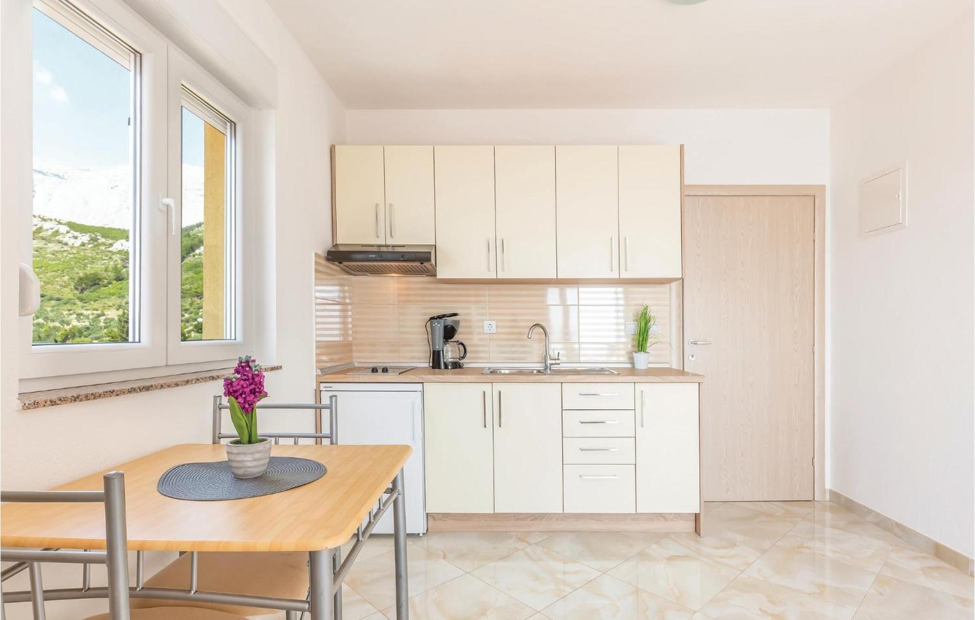Gorgeous Apartment In Krvavica With Kitchen ภายนอก รูปภาพ
